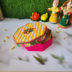 Ghewar Hamper 2 available online at SweeDesi