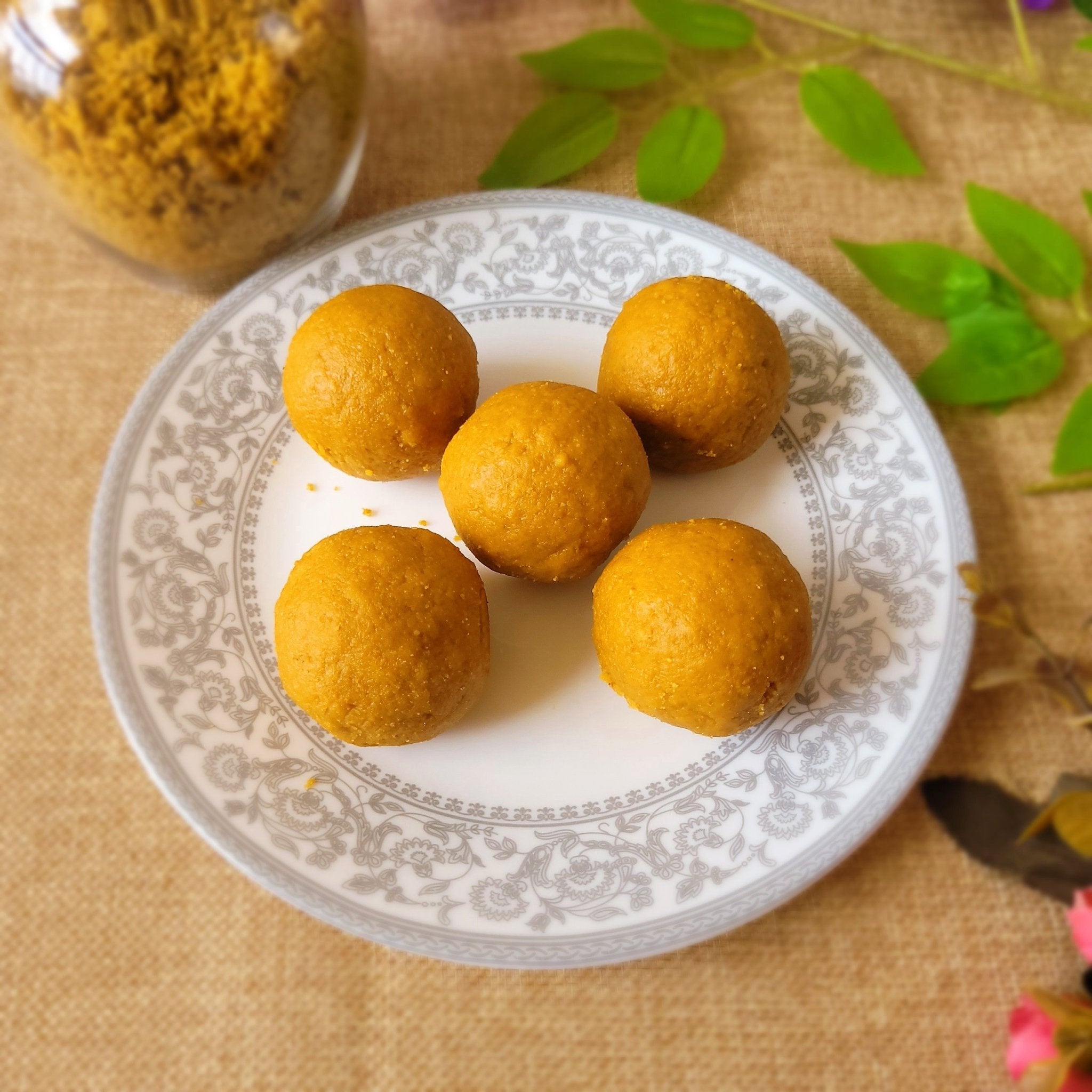 Gud Besan Churma Laddu - SweeDesi