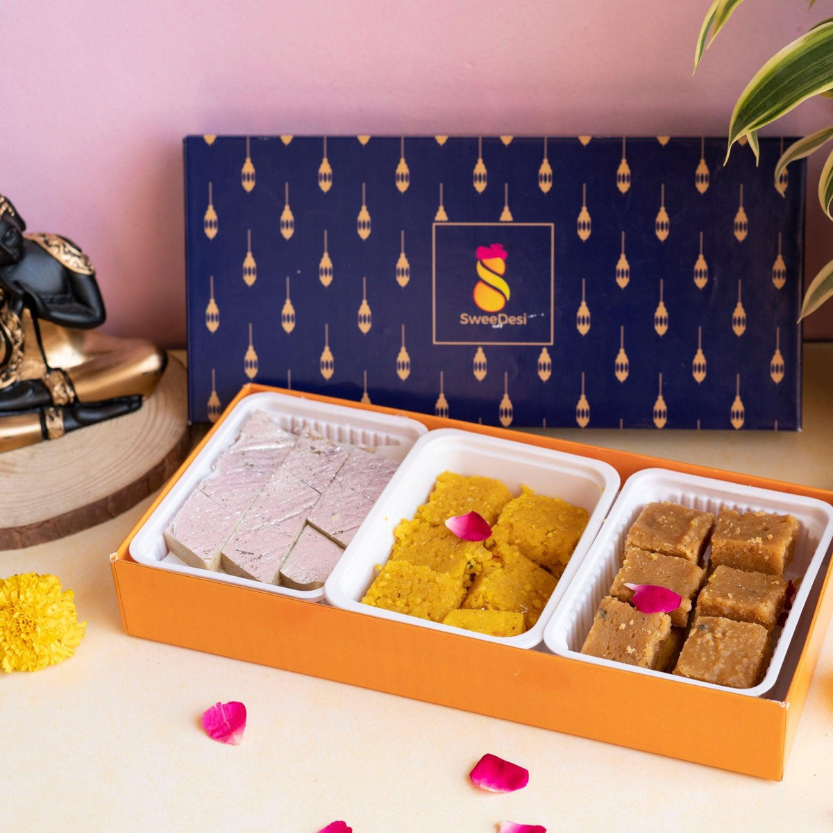    Uphar Hamper 22 available online at SweeDesi